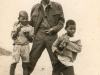 Le père et les gamins (photo prise entre 1961 et 1963)
